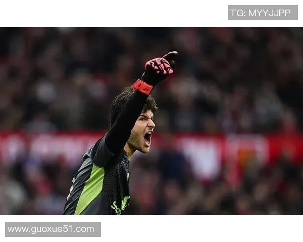 费迪南德称赞拉门斯门将表现提升后防稳定性球队受益明显